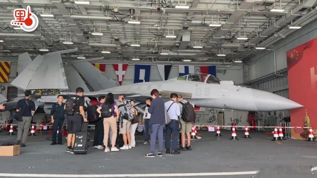 机库里的J15T中国海军舰载机热点观点烽火问鼎计划​​​