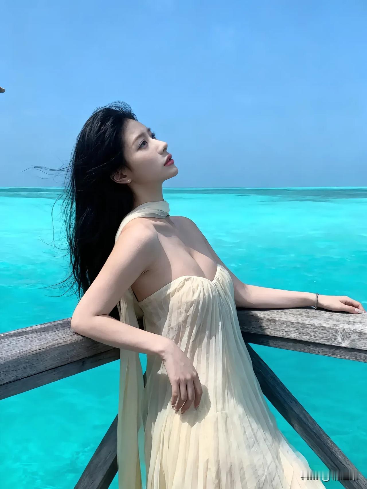 海风轻拂，裙摆飞扬，碧海蓝天下的浪漫时光。