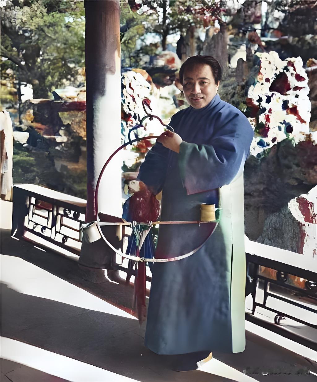 爱新觉罗·溥儒作为恭亲王奕訢次孙，1931年时，恭王府已历经两次抵押（1921年