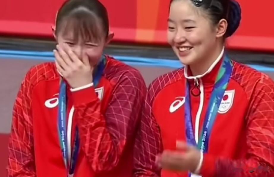 真是佩服早田希娜和张本美和啊！就在昨天，名古屋亚运会乒乓球女双决赛，日本队被我们