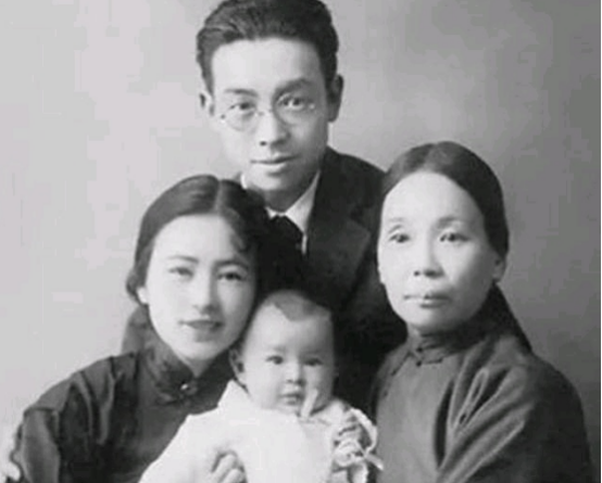 1903年，30岁梁启超和17岁王桂荃行房。大汗淋漓过后，梁启超喘着粗气却说：“