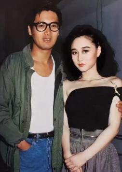 1987年，利智在拍摄时，被周润发一脚踹进玻璃渣里，后来在杀青宴上，周润发又悄悄