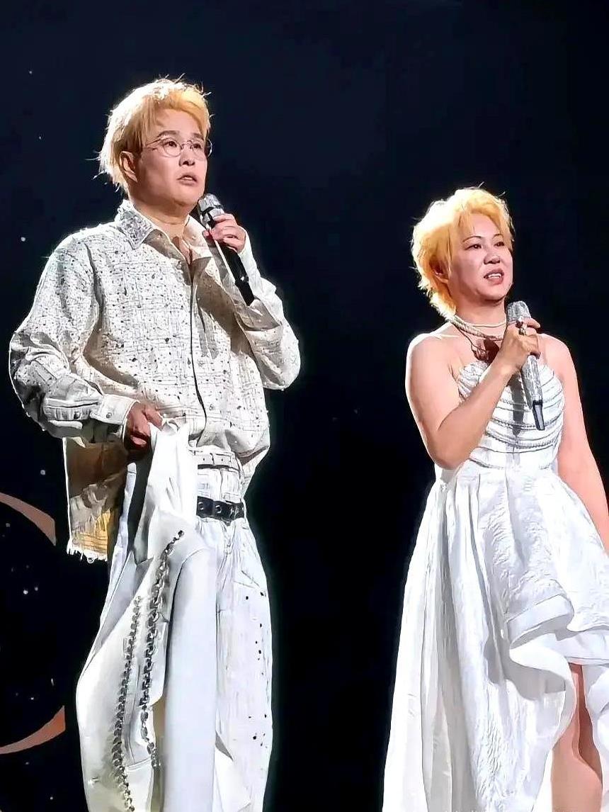 突然明白小沈阳夫妇这两年为什么疯狂开演唱会不是中年叛逆期不是事业心突然雄起，