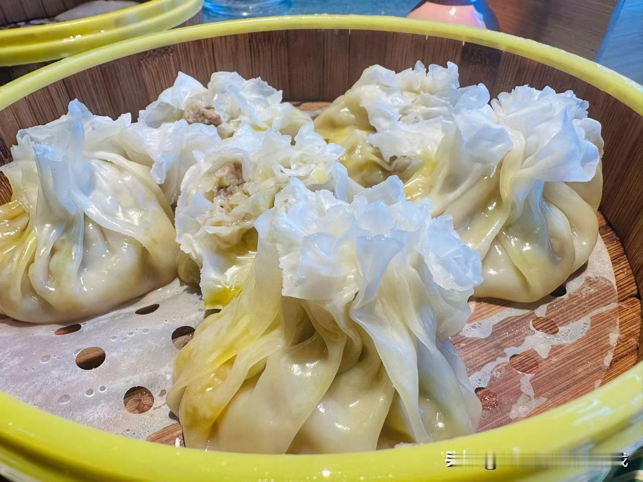 内蒙早茶的“狠活”：一“两”烧麦顶全天，砖茶一吸溜暖到脚底板谁说来内蒙只能