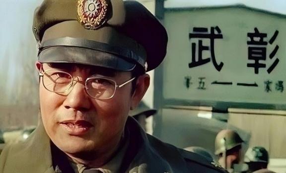 1948年10月23日，廖耀湘派宪兵去枪决师长戴海容。宪兵闯进师部后，戴海容对卫