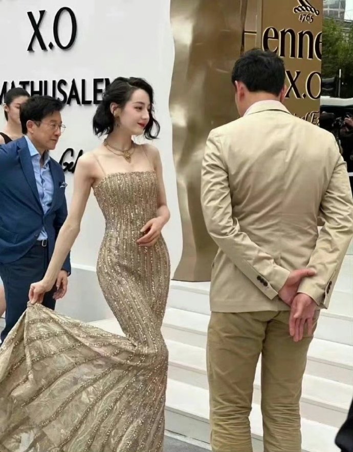 所有人来看女王提裙摆​​​