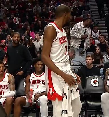 杜兰特砸水瓶，不满情绪达到高峰，预计火箭马上有大交易。伊森或许成为最先被交易的对
