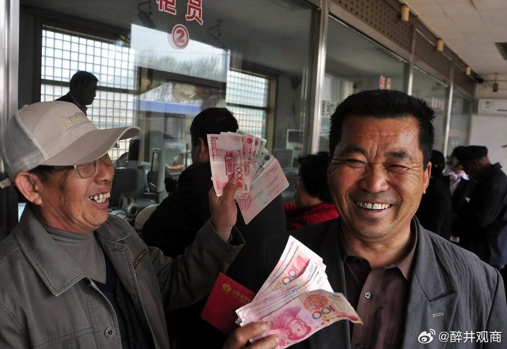 人大代表雷茂端建议，将70岁以上农民基础养老金每月提高到500块钱！其实我算了下