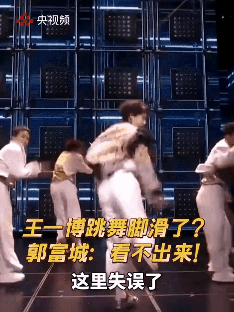 我是从微博之夜开始粉王一博的，所以今年春晚我最喜欢的节目就是王一博和郭富城的《闪