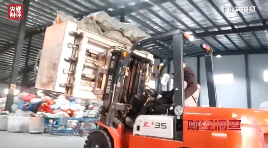 你塞进小区“爱心捐赠箱”的旧衣服，可能没去山区，而是被挂上直播间，当成“大牌尾货