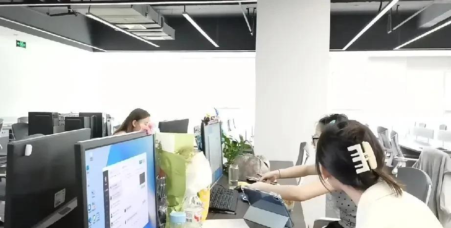 老婆89年的龙，在一家只有5个人的小公司苟了9个月之后，最终还是裸辞了[哭哭]回