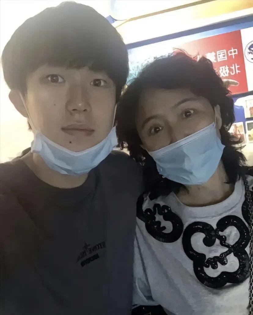恰逢母亲节来临之际也祝任女士母亲节快乐！十八岁到二十五岁的成长，离不开家人的鼓励