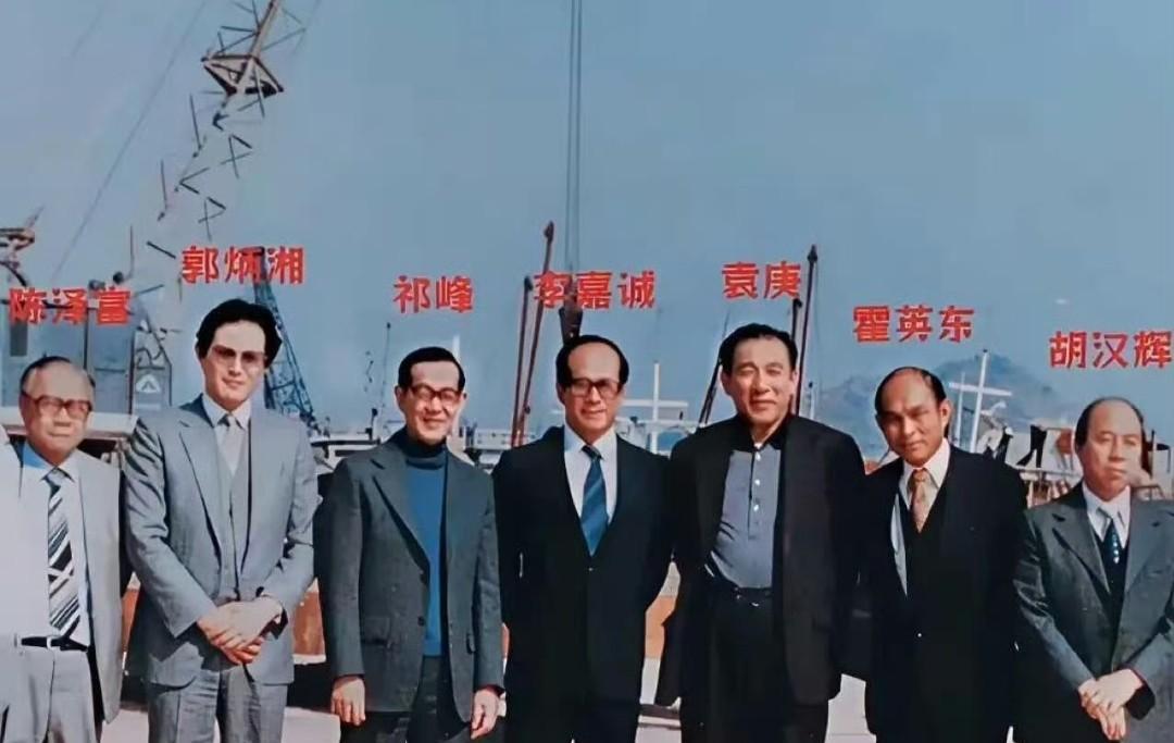 上世纪八十年代初，在改革开放浪潮初起之时，李嘉诚、霍英东等港商受邀到访深圳蛇口工