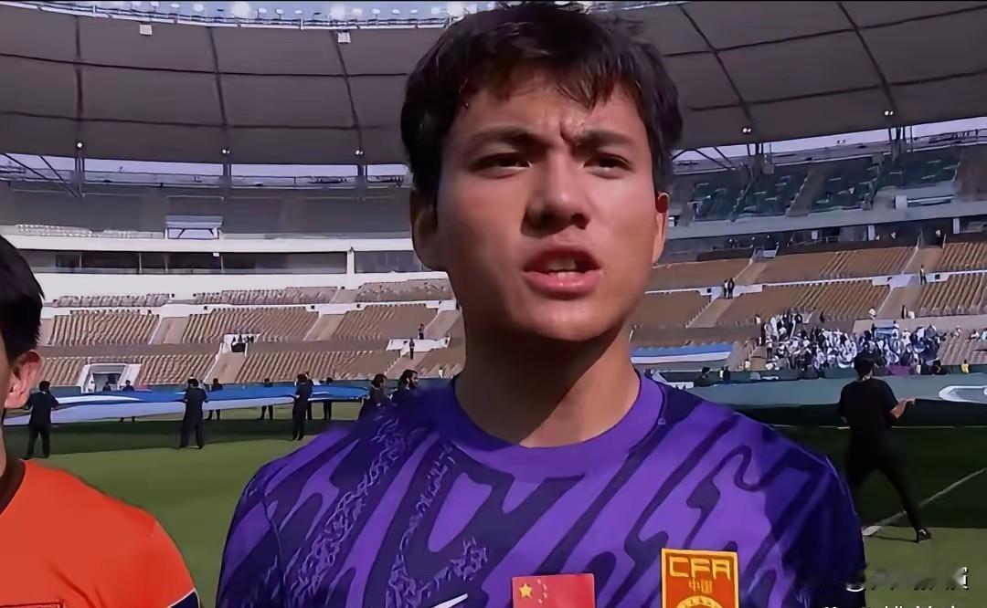 杠上了！日本门将荒木琉偉赛前接受媒体采访表示，他知道中国门将李昊本次比赛一球未失