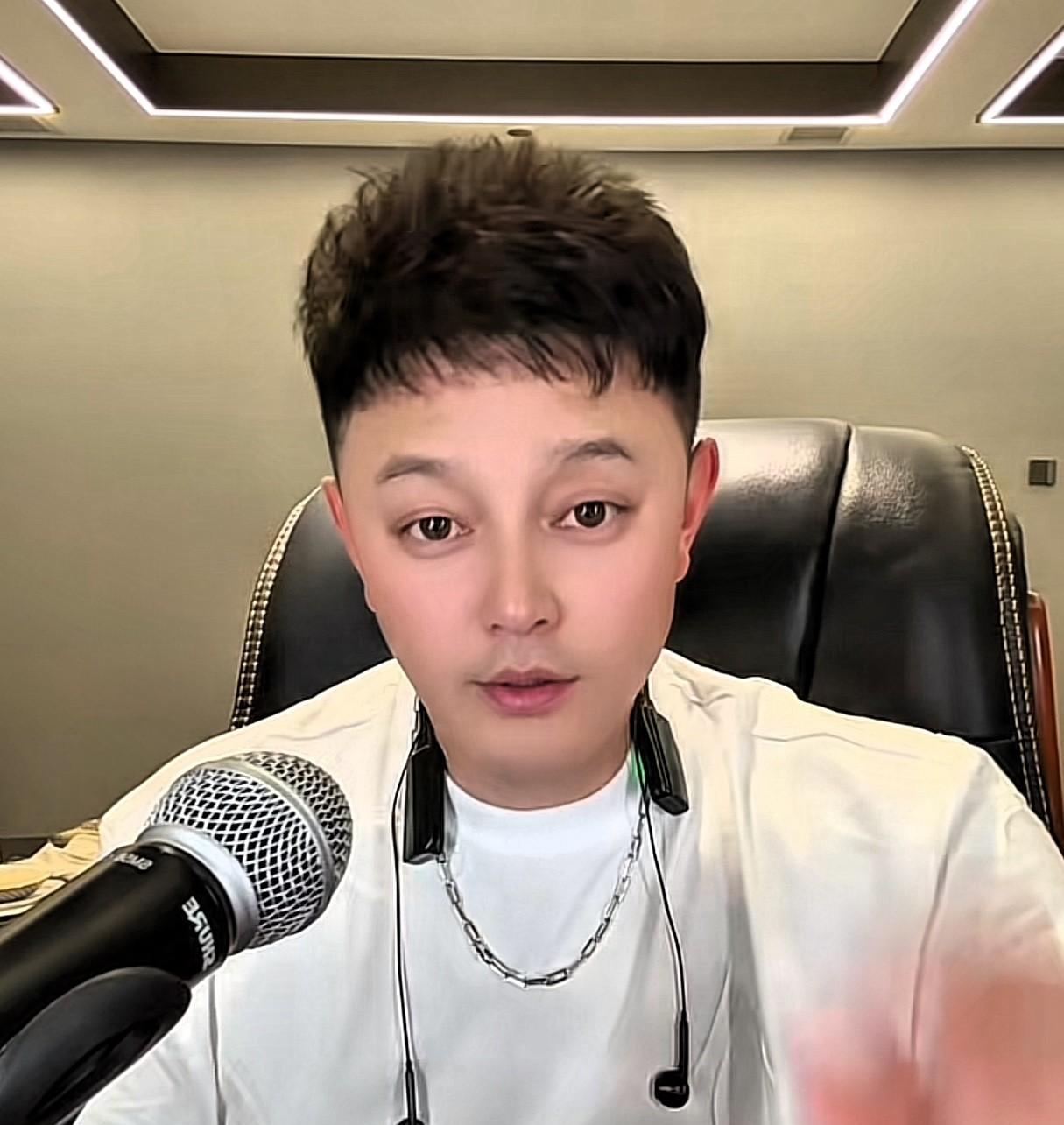 我一直挺奇怪这刘一飞到底是干嘛的？他怎么知道那么多娱乐圈的事呢？是有人专门给