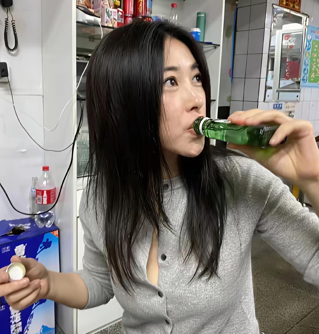 看着架势朱珠的酒量不小啊朱珠明星照朱珠自拍朱珠生日哪些女明星最漂亮