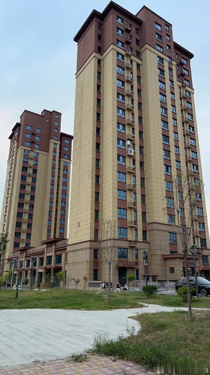 别被新房迷惑！高层住20年以后，才是真正的考验很多人买高层，只图眼前亮堂、