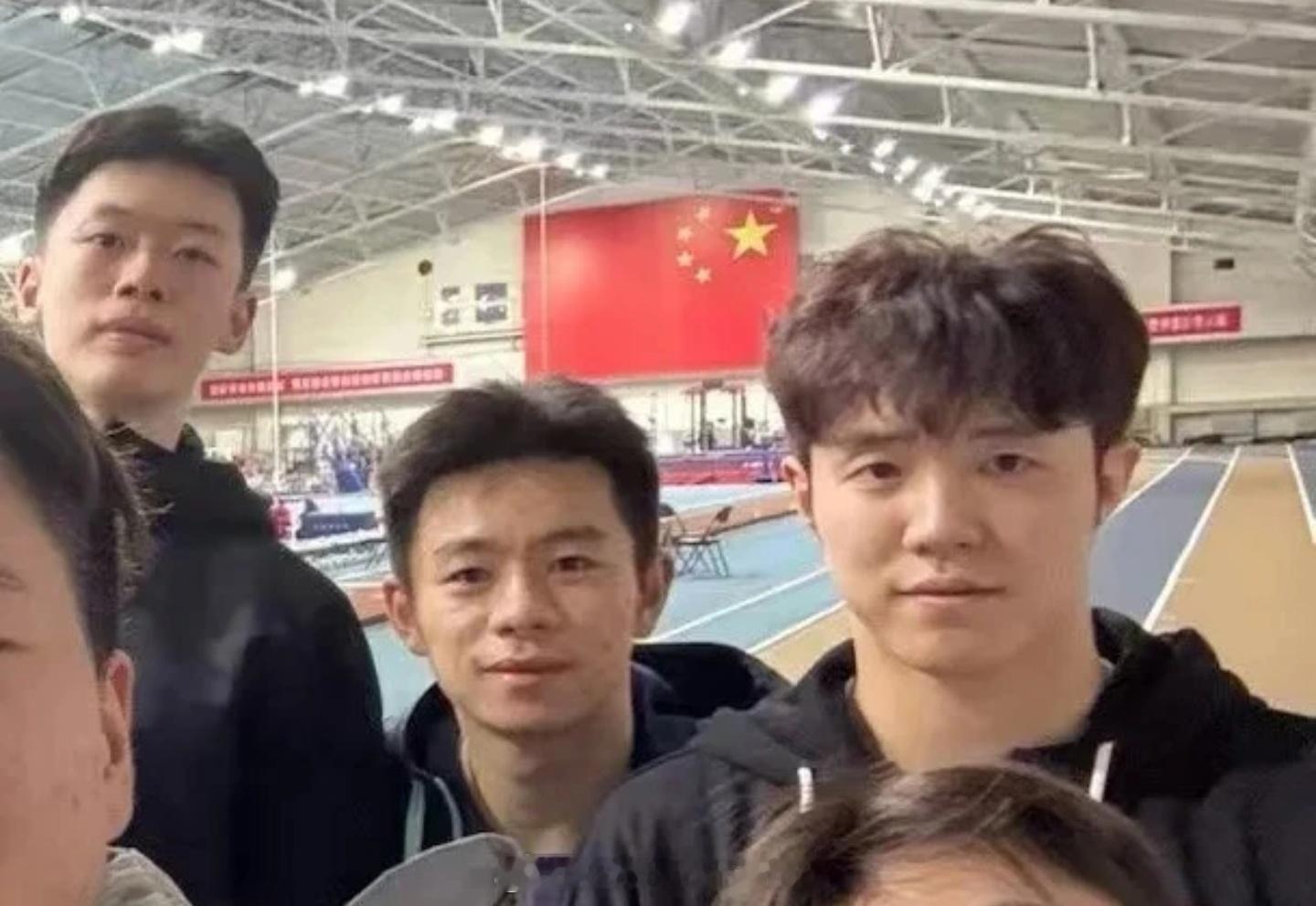 何济霆替换陈柏阳参加亚运会🏸据中国羽毛球协会报道：#2026年亚运会#国羽男双选手陈柏阳因身体不适