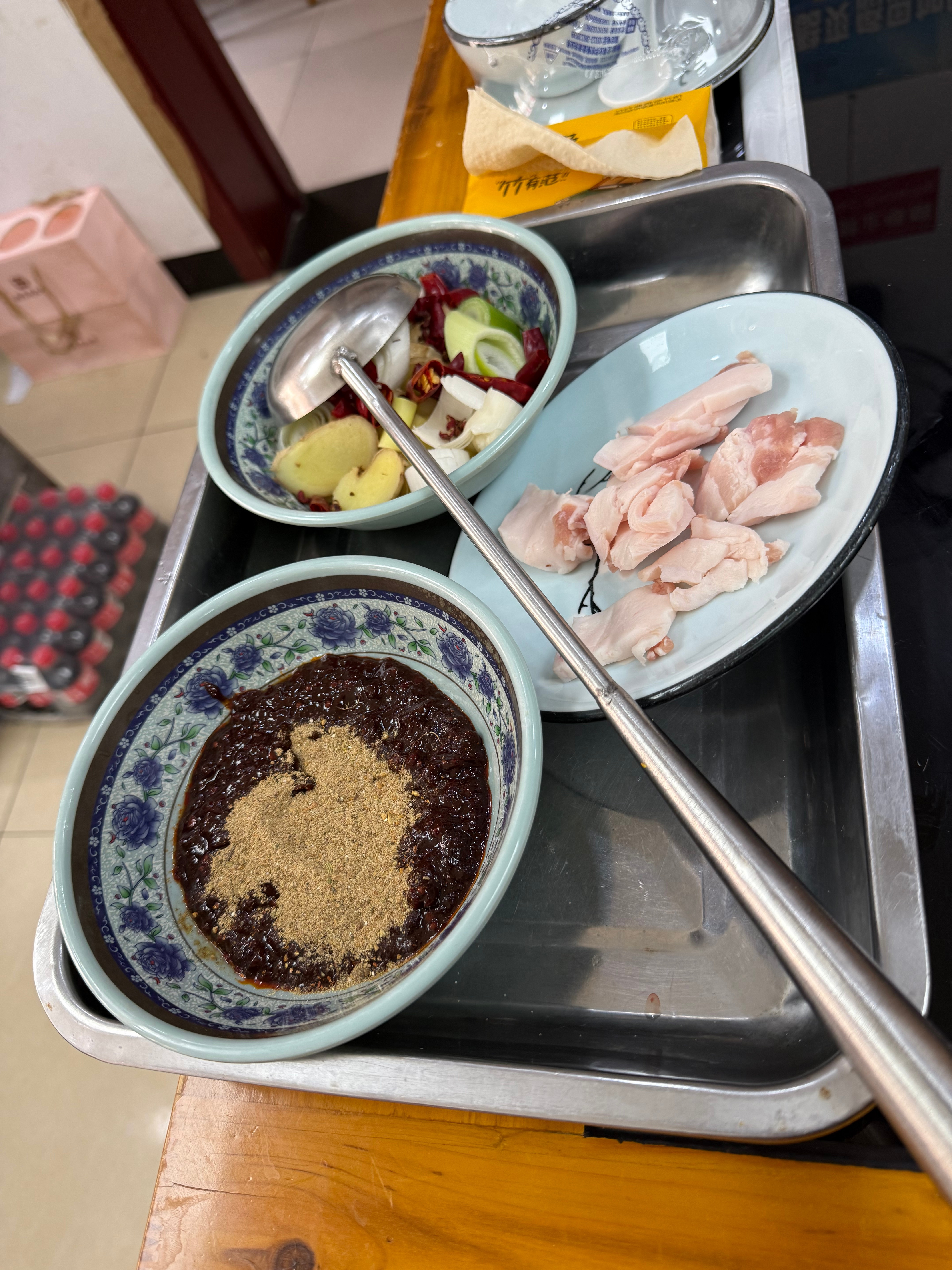 北京郊区必吃榜：铁锅炖+贴饼子（东北菜）😈两斤半鮰鱼+土豆+大白菜+土豆粉+