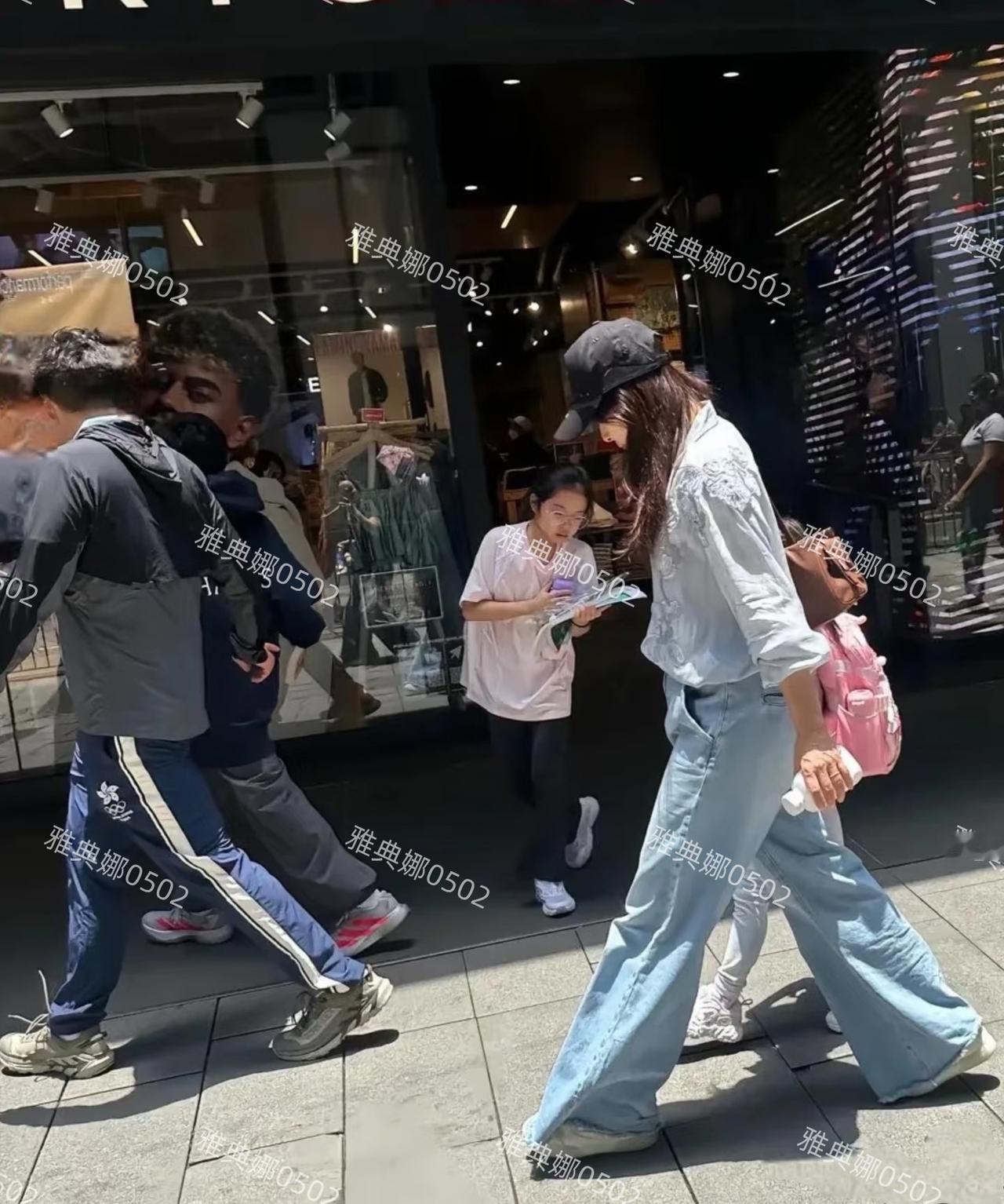 香港街头偶遇郭晶霍启刚一家五口！霍家虽然是香港公认的豪门，但一家人打扮都十分朴