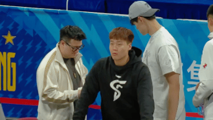 北京虽然这场赢了赵睿真高兴得起来？北京主场87:70大胜青岛。赵睿、曾凡博坐