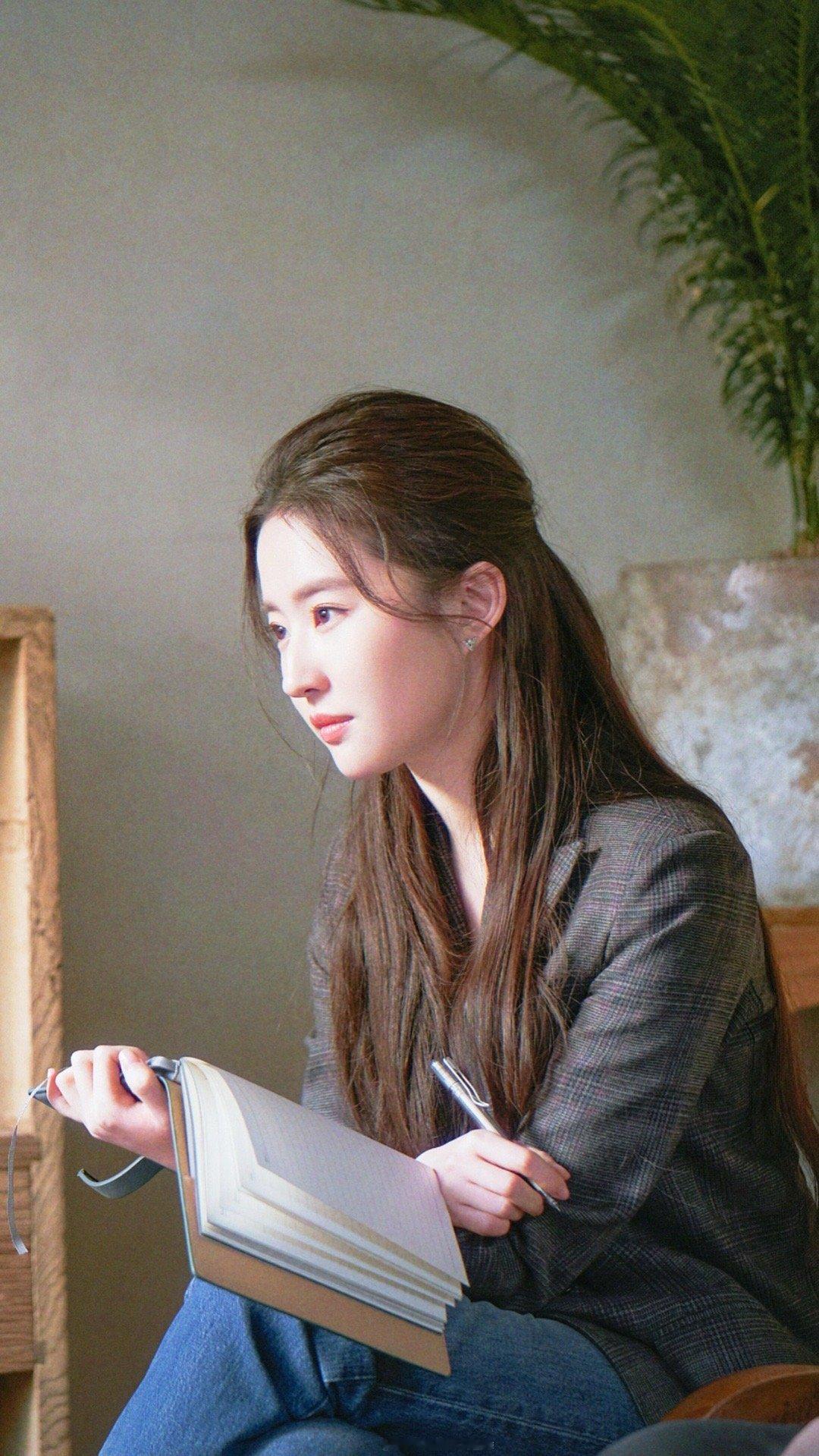 刘亦菲就这样美翻全世界游牧风的刘亦菲更美了刘亦菲一身米白流苏裙适配草原的风，松弛