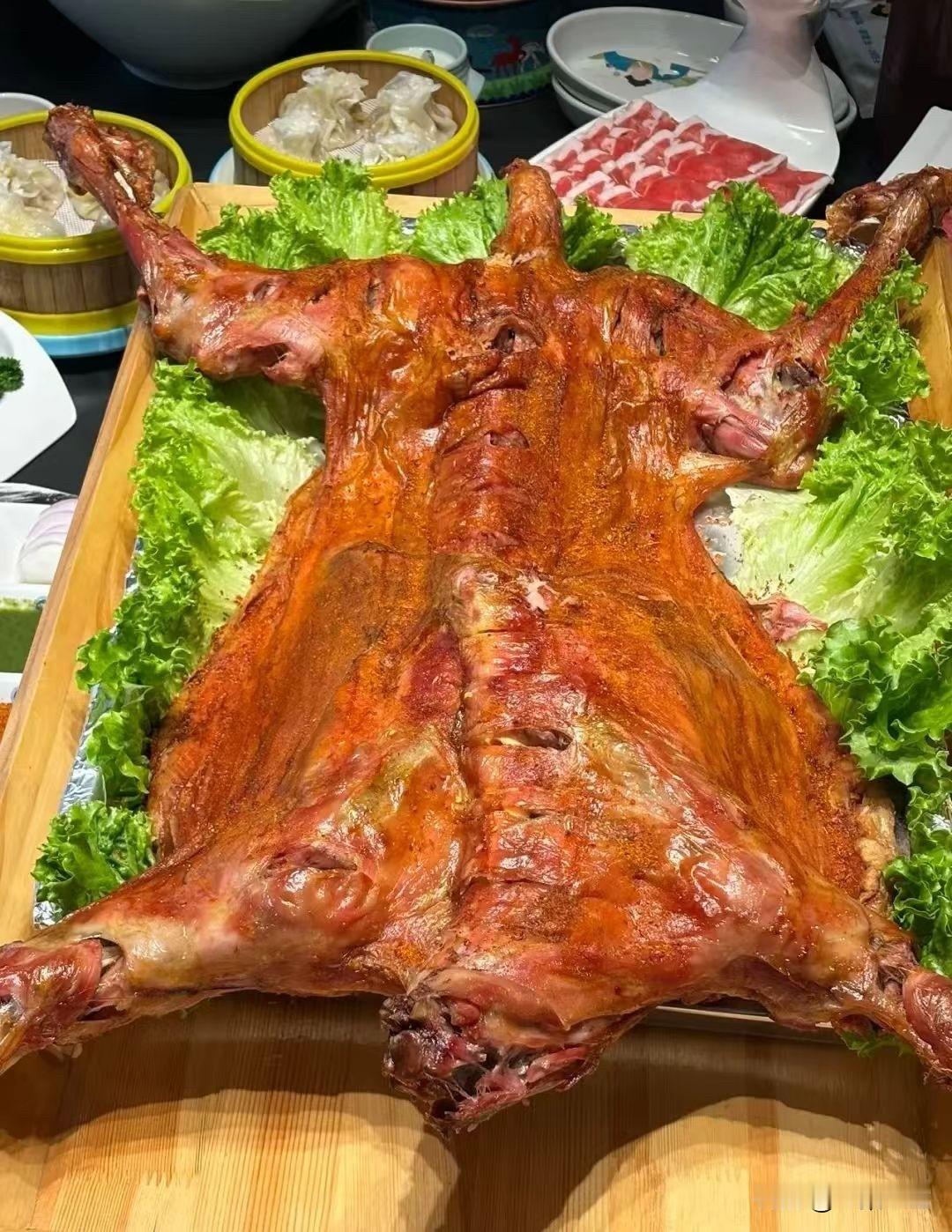 重庆，一女子花1188元，买了套烤全羊套餐，可万万没想到，36斤的活羊，烤熟后只