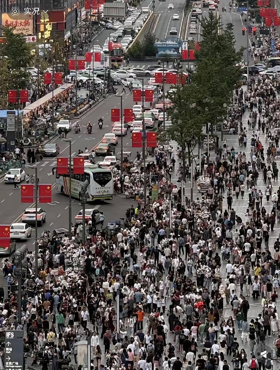 10.1的成都，离谱到我怀疑全城都在“接客”！春熙路挤得人贴人，走路全靠挪，真不