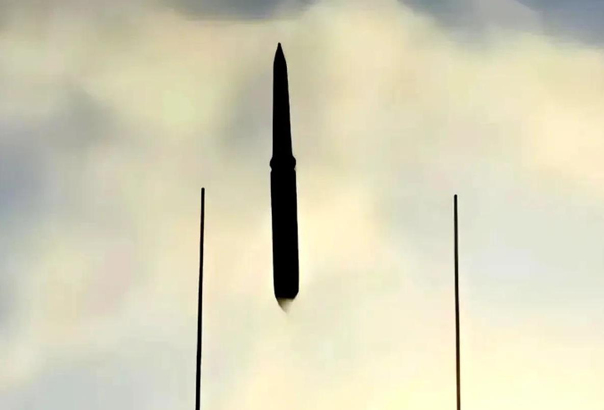 《日本时报》报道中国海军055驱逐舰试射了新型高超音速导弹，速度达到8倍音速，打