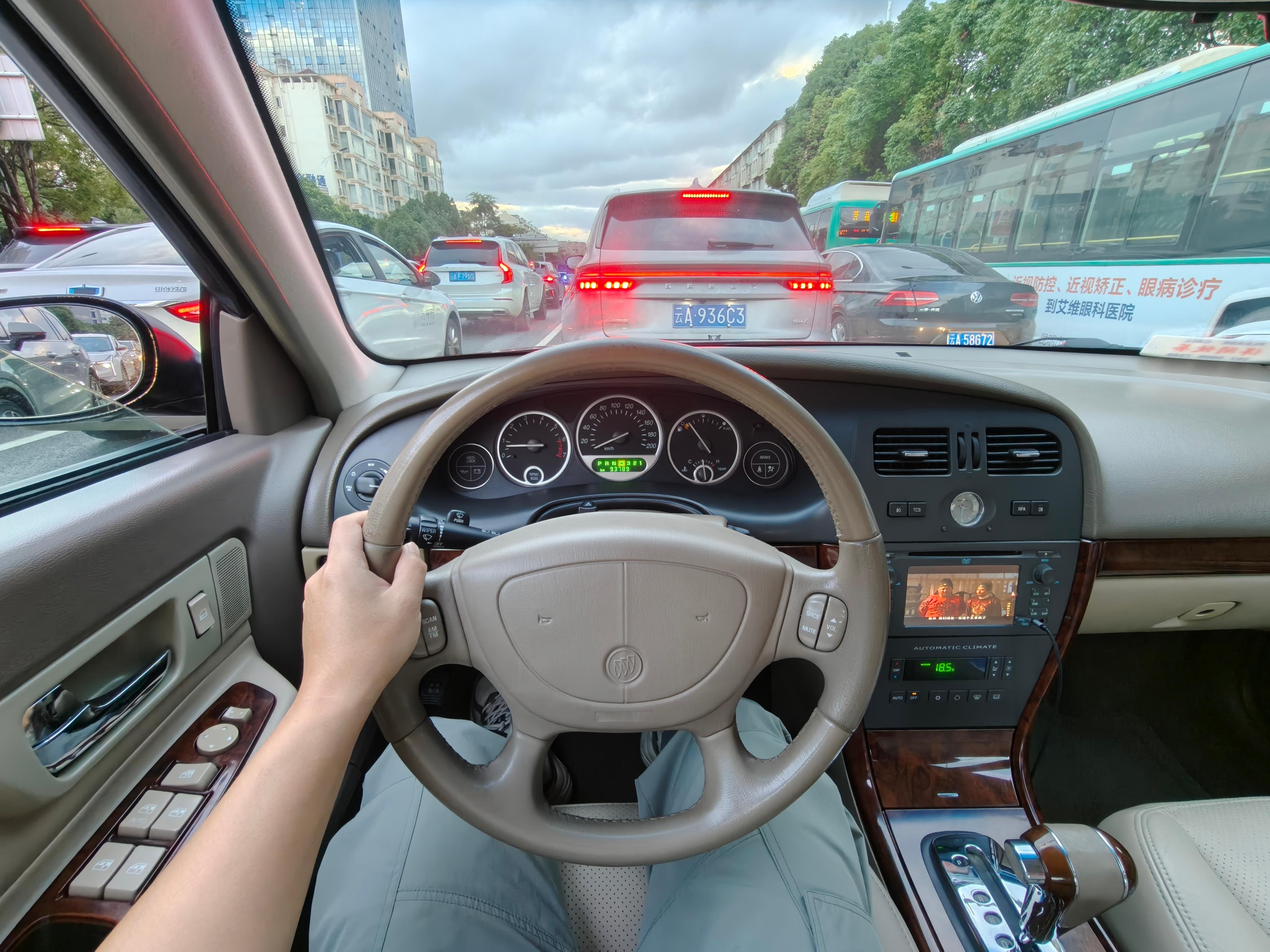 周五下班路上天色不错，越发开心[赞][doge]​​​