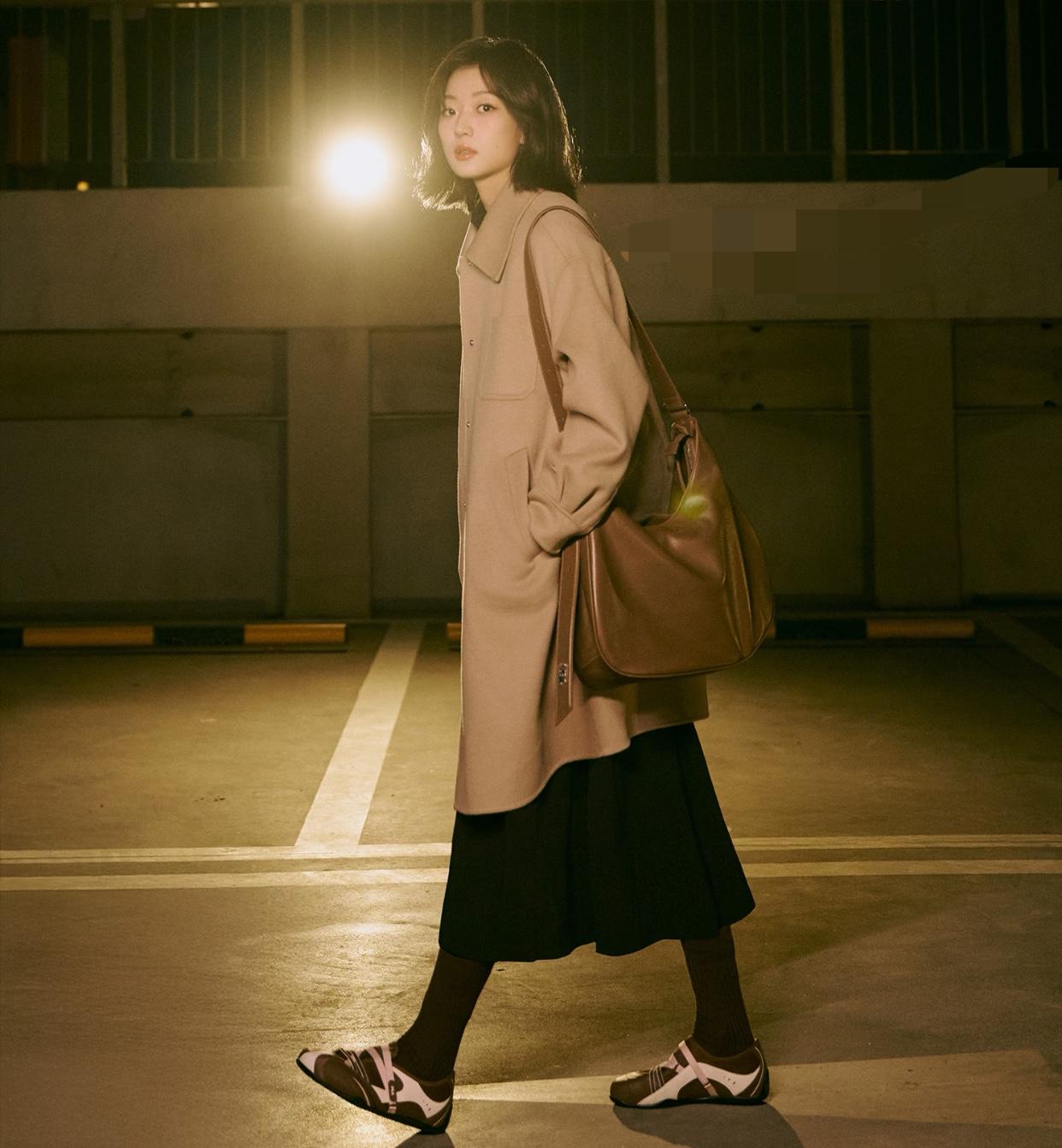 这位女明星是谁？不是说多美但是看着令人很舒服，穿衣打扮也很智性美。很像早