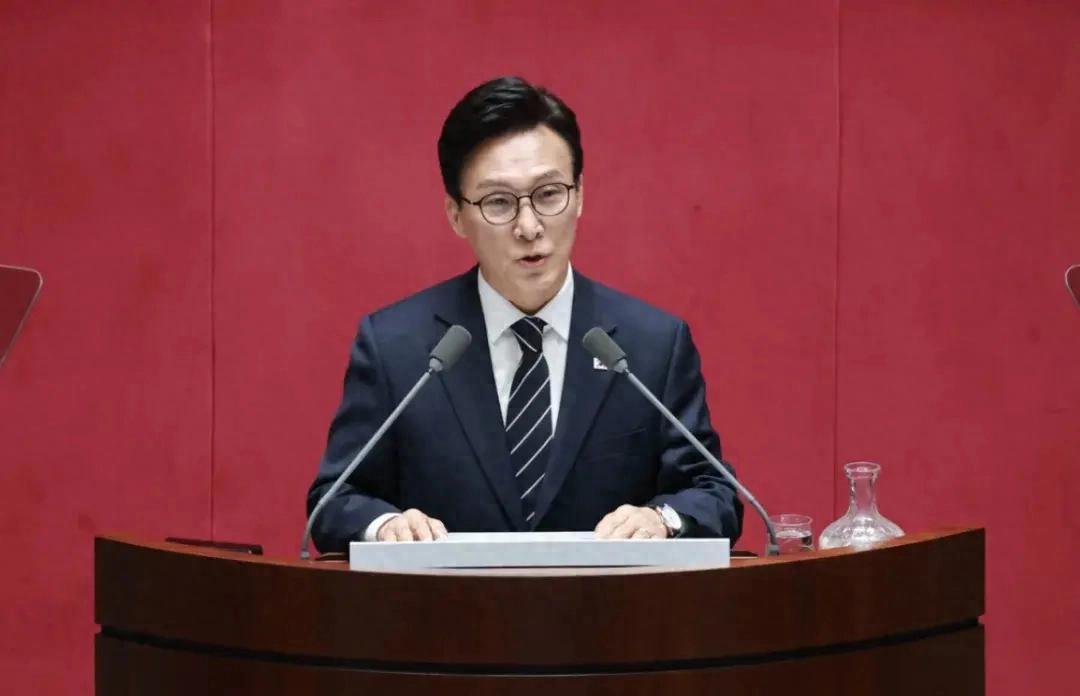 韩国执政党党首公开说出一番让人意外的话，直言凡事只围着美国转的时代已经过去，美国