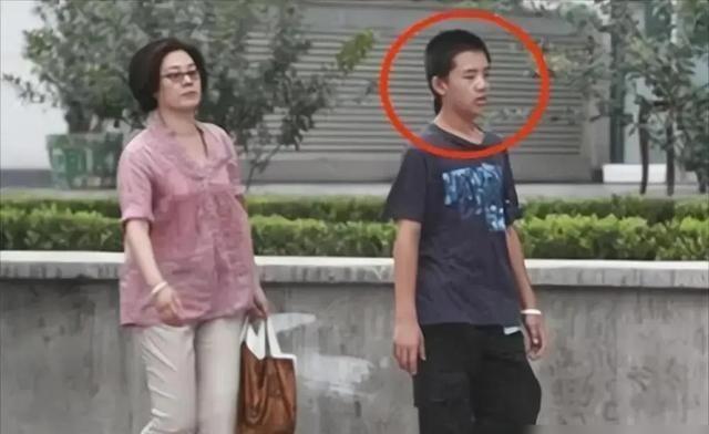 《牧马人》女主丛珊最大的败笔，不是远走法国，而是养出了一个30岁的巨婴儿子。丛