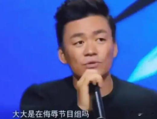 2015年，张大大指着王宝强放狠话：“王宝强，你信不信我弄死你？给我老实点！”王