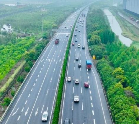 🌛14亿中国人养不起高速？8年亏空6万亿，美国高速免费却能盈利，美国的高速