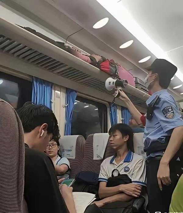 我去，怎么上去的？想坐高铁卧铺却被无情制止