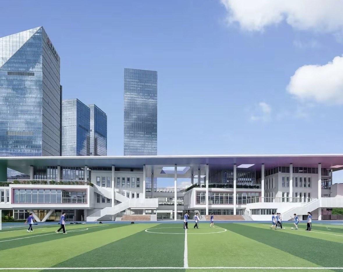 家人们，我家娃新入的深圳高级中学，简直是“现实版未来校园”！一进校门，那栋白色