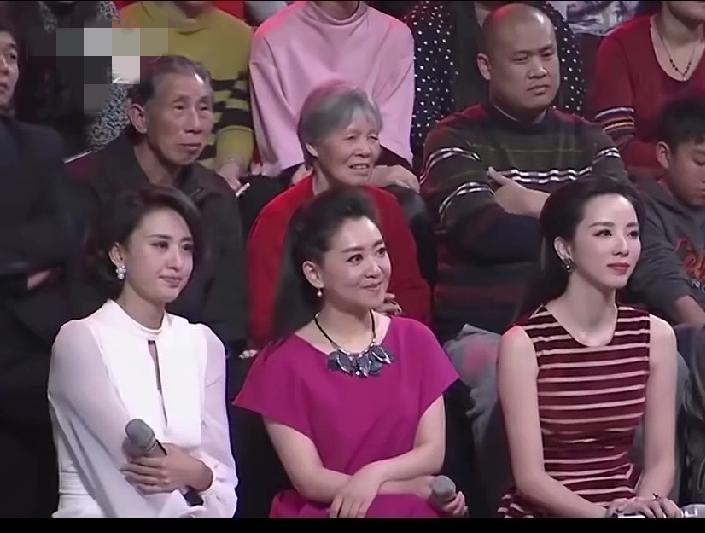 坐在前排的三位美女是深受观众喜欢的节目主持人。她们美丽动人，才华横