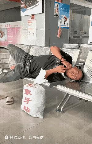 一个男人在城市打工，放假了，他买了车票回家，他来到了候车室，等待检票发车。男人