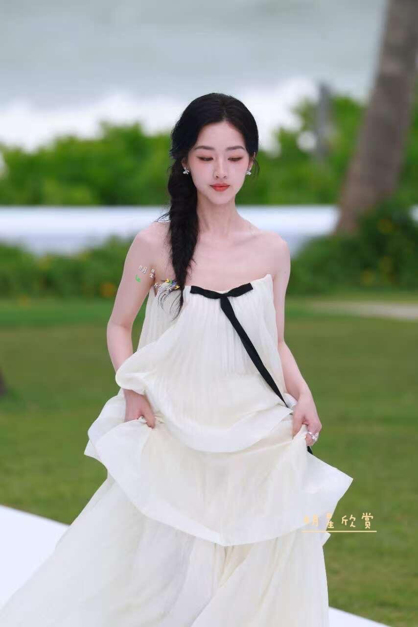 邓恩熙xELLE风尚大典红毯生图掉落邓恩熙海边落跑甜心​​​