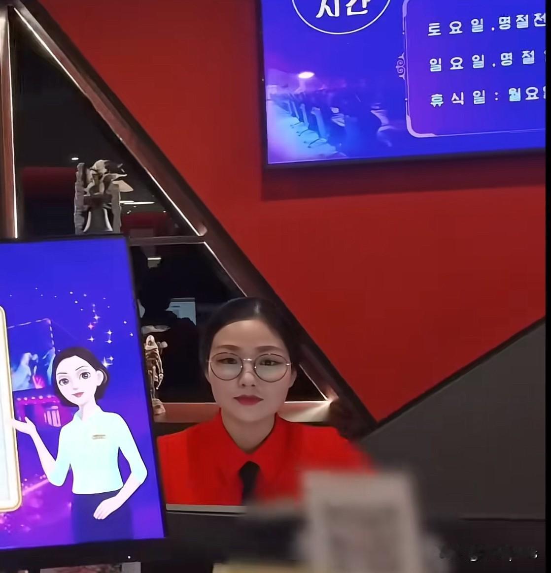 中国留学生探访了朝鲜第一家网吧，2美元一小时，营业时间10点到22点，没法上网，