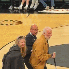 波波维奇心酸一幕！昨天，马刺队前主教练波波维奇现身球队发展联盟比赛现场，他走