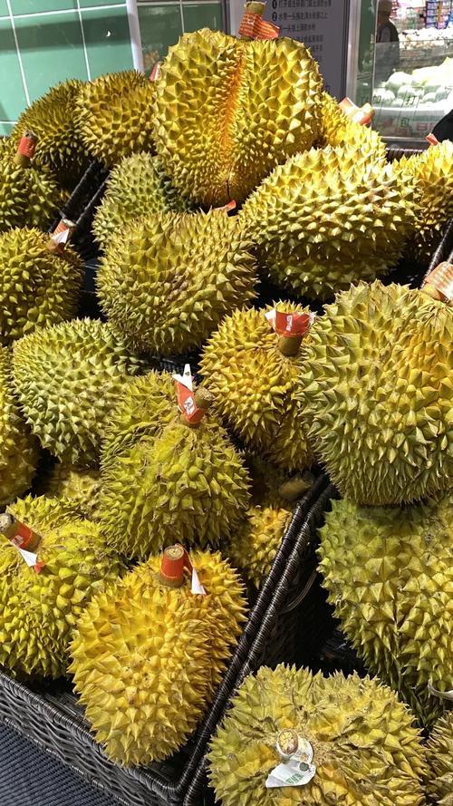 炸裂！海南封关第一天，超市榴莲被抢到“货架裸奔”！   这话听着夸张？可