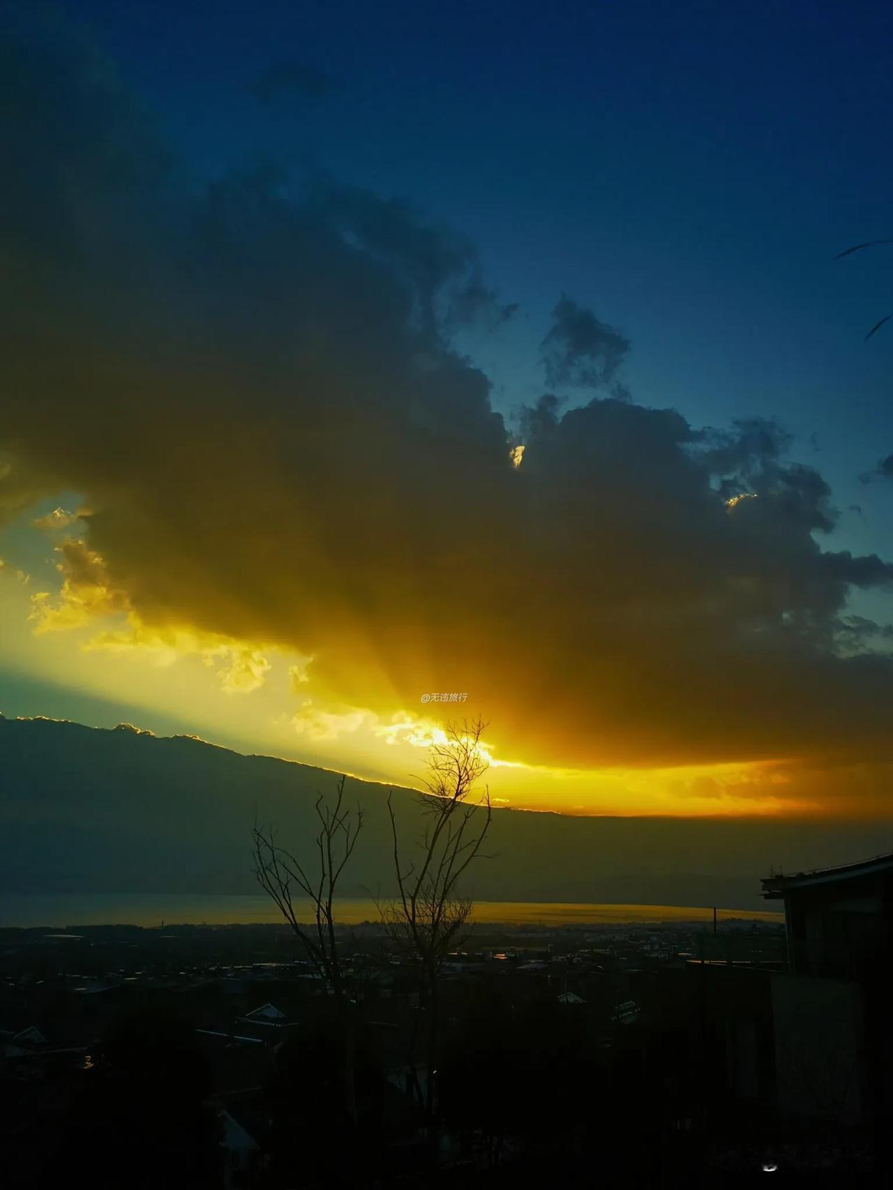 洱海清晨的光影👉​今日份🌅美景你喜欢大理洱海的风景吗?