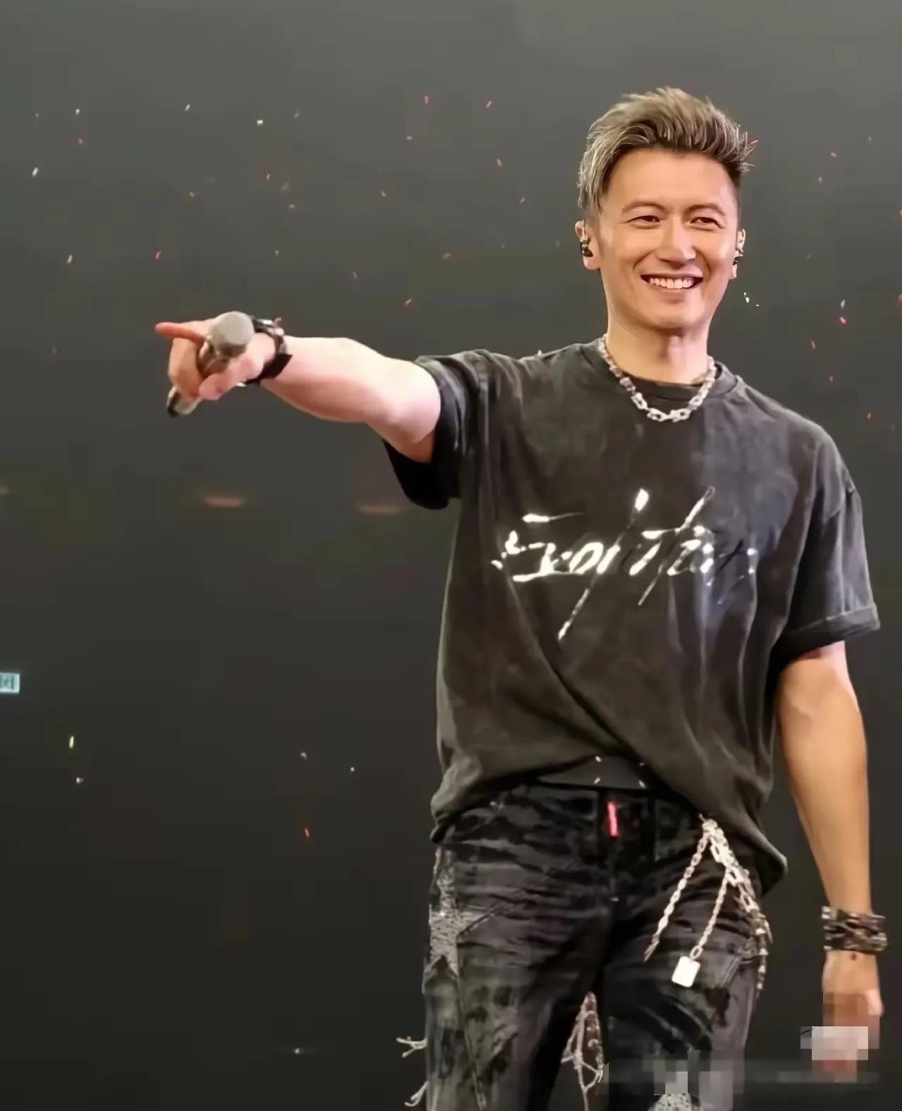 家人们炸锅了！谢霆锋在演唱会风波后首度硬刚舆论，字字戳心：“我和王菲是成年人，感