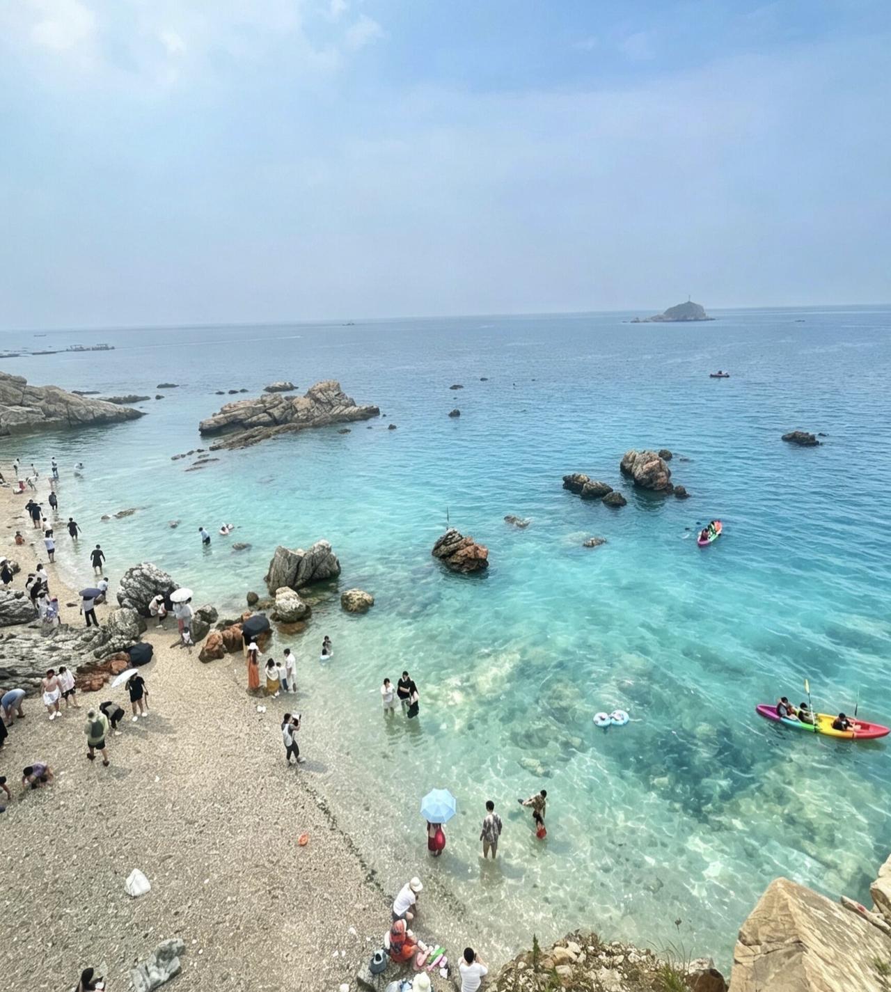 刷到无数养马岛的网图，澄澈的蓝海像自带滤镜，满心期待奔赴，实地打卡之后却落差巨大