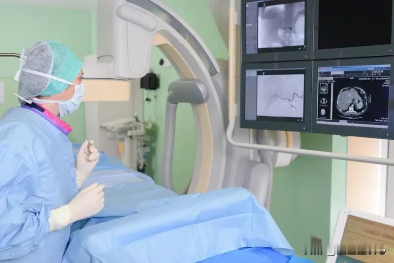 不是的。冠脉造影是一种检查方法。主要目的是看心脏的血管、冠状动脉有没有狭窄、堵塞