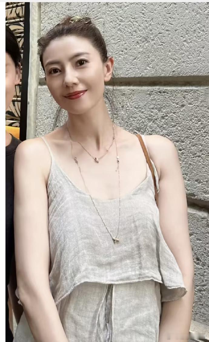 高圆圆国外偶遇照惊艳！着亚麻裙尽显减龄魅力，45岁仿若20岁少女，岁月在她