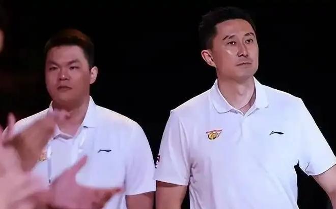 杜锋还在埋头打磨徐杰的挡拆，朱芳雨已经飞往洛杉矶敲定了乔丹·贝尔的合同。广东宏