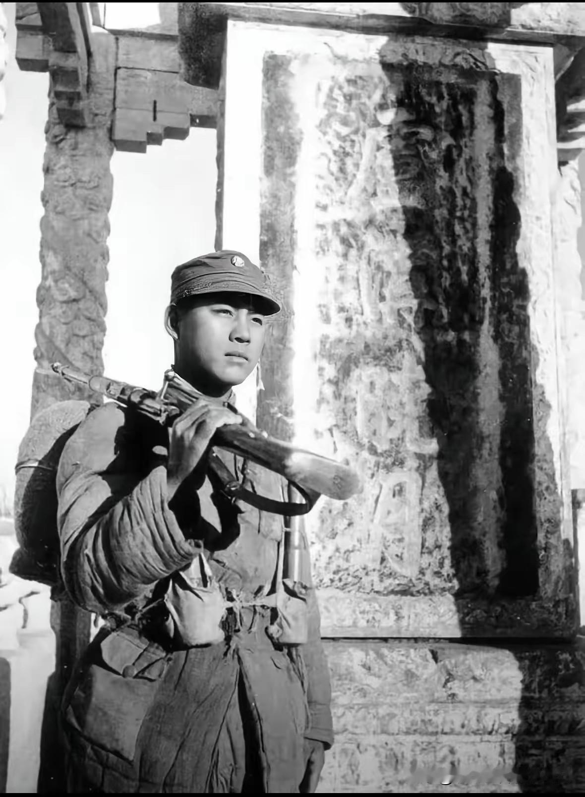 若是真英雄怎会怕！1945年10月，中国军人重返卢沟桥。14年的抗战，14